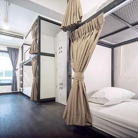 Moon House Hostel Bangkok Exteriör bild