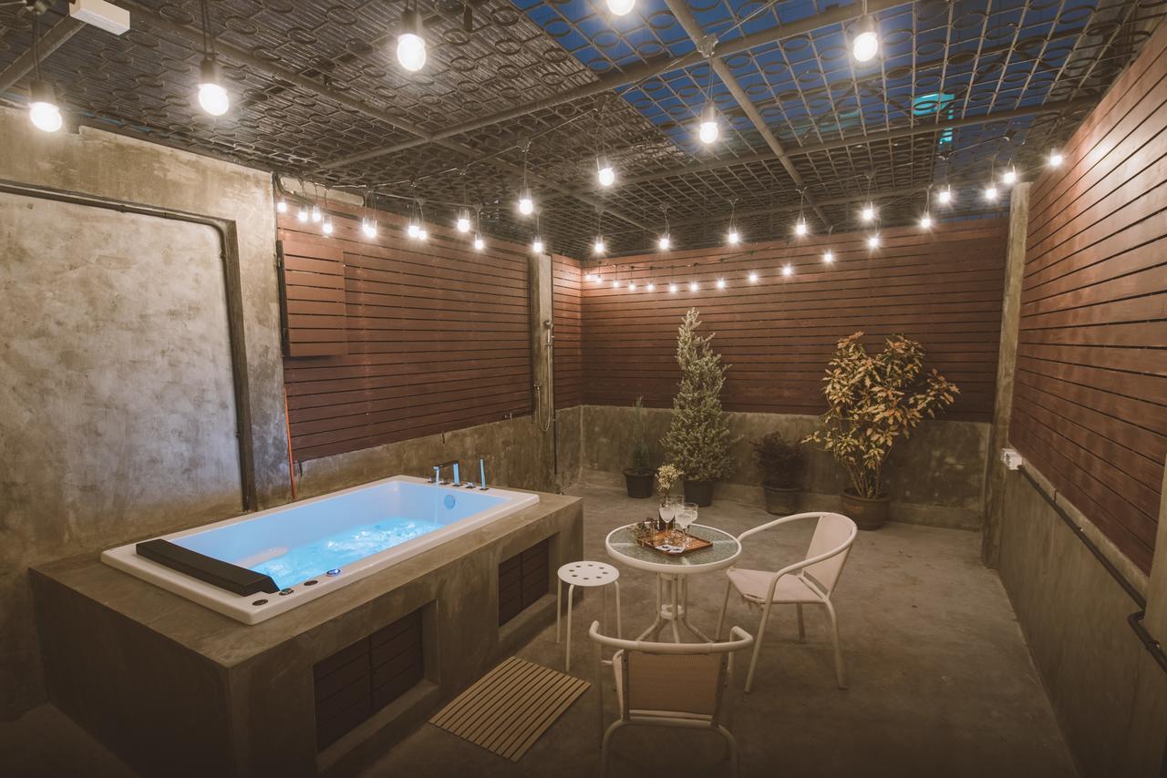 Moon House Hostel Bangkok Exteriör bild
