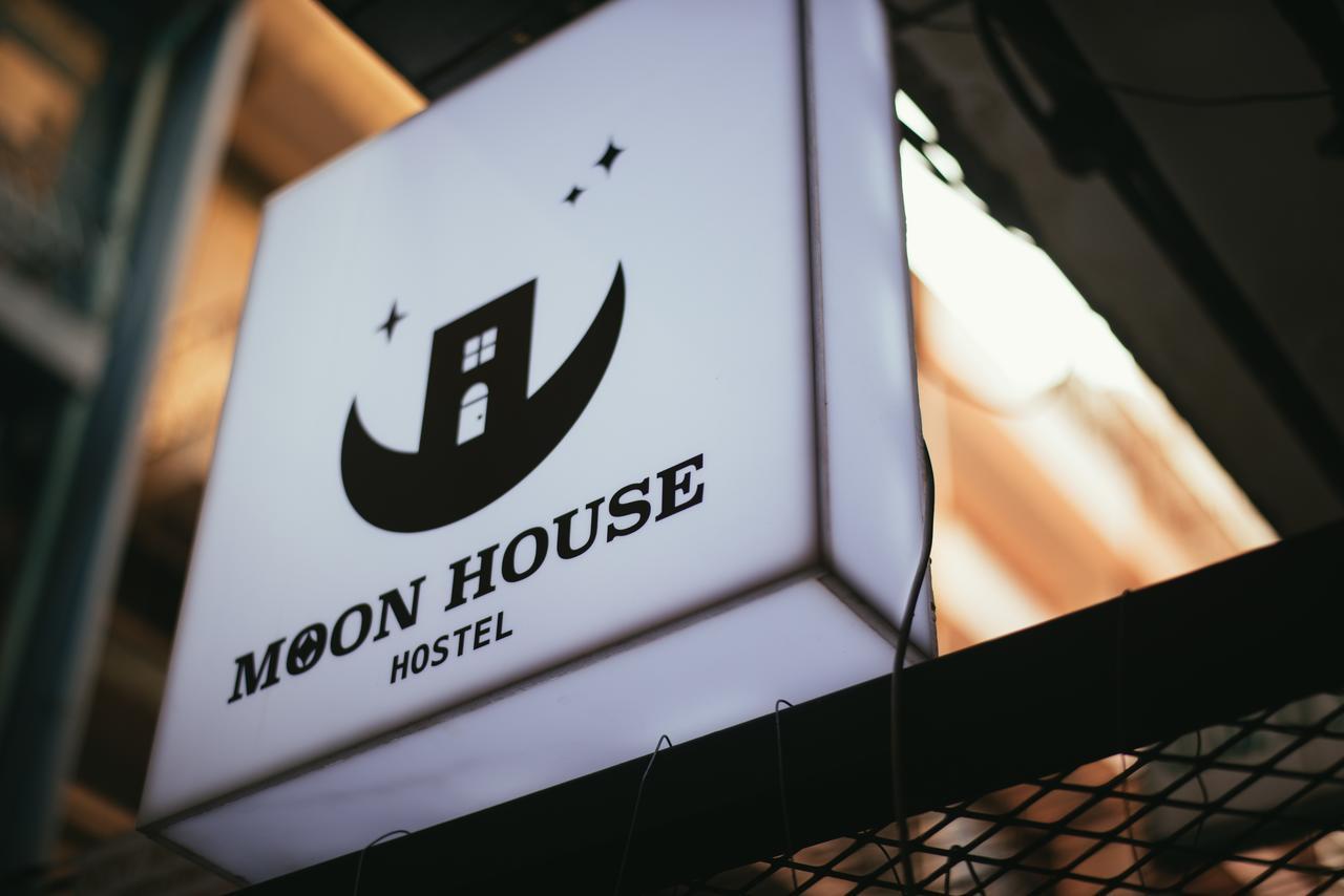 Moon House Hostel Bangkok Exteriör bild